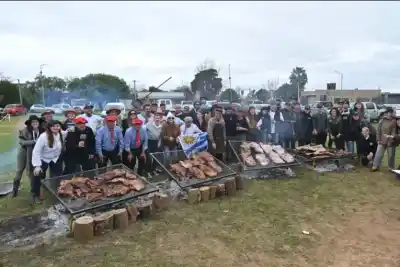 El fuego ya arde en Pueblo Belgrano: así comenzó la competencia que reúne a los mejores asadores de Latinoamérica