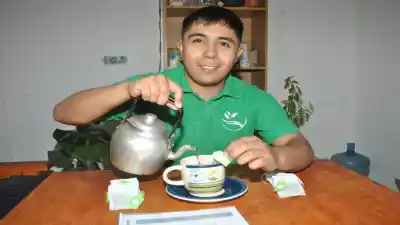 Un joven de Trahuncura convirtió el saber de su abuela en un té que busca conquistar el mercado