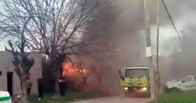 El drama de un incendio en Tolosa: las llamas arrasaron con una casa y dejaron a su dueño en shock