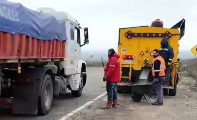Trabajadores de Vialidad Nacional bachean la ruta 151 sin cortar el tránsito y con herramientas caseras