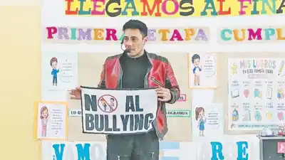 El truco que va más allá: un mago usa sus ilusiones para frenar el bullying en las aulas