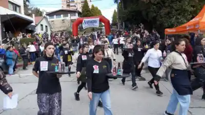Bandejas al aire: la Carrera de Mozos volvió a paralizar Bariloche y tiene ganadores