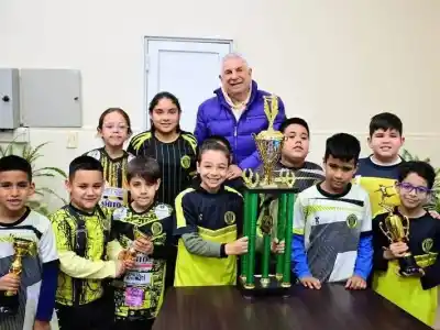 El emotivo encuentro entre el intendente y los pequeños campeones del barrio 2 de Abril