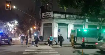 Impactante choque en pleno centro de La Plata: tres heridos tras colisión entre una moto y una camioneta
