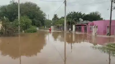 Desesperación en Tucumán: el agua arrasa un pueblo y evalúan una medida extrema en la ruta