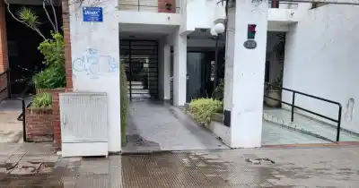 El drama oculto de Plaza Paso: llevan semanas con un desborde cloacal y nadie lo resuelve