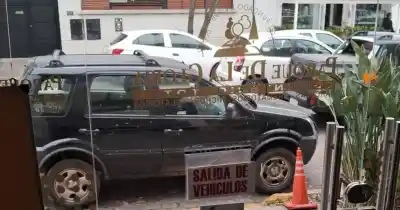 El insólito reclamo de un frentista en 49 y 12: una camioneta bloquea la salida de ambulancias
