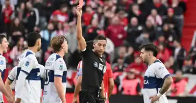 El VAR metió la cola en el clásico: la roja que cambió todo y la doble amarilla que complicó al Lobo