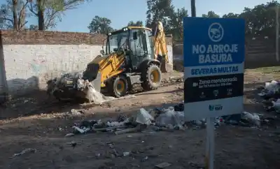 Cayeron 25 vehículos por tirar basura en la calle y las multas ahora duelen: hasta $900.000