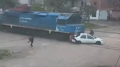 El milagro de Córdoba: seis personas en un auto, un tren a toda velocidad y una mujer que no pudo escapar