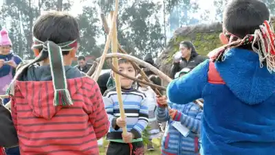El juego ancestral que la Patagonia nunca olvidó: un hilo, un palo y mucha imaginación