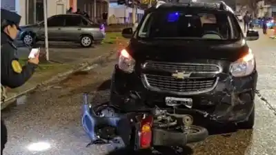 Murió tras impactar contra un auto: la víctima tenía 23 años y no usaba casco