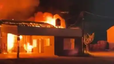 Incendio devastador arrasó con una fábrica de chizitos en Maipú: un sereno vivió momentos de terror
