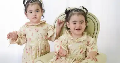 El milagro de Ámbar y Pilar: un año después de la cirugía que las separó, su mamá cuenta cómo es su día a día