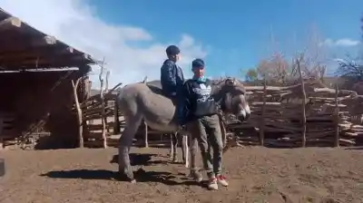 Sin series ni shoppings: la increíble vida de dos hermanos en un paraíso escondido a 100 km de San Juan