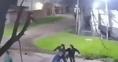 Un hombre fue atacado a golpes por un grupo de vecinos en Los Hornos: el video que complica a los agresores