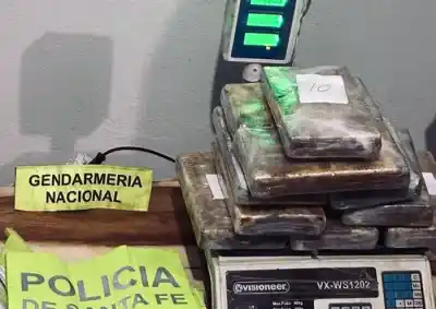 Un detalle inesperado delató al conductor de un auto cargado con droga en la Ruta 11