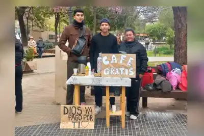 Café, galletitas y un mensaje de esperanza: la iniciativa que sorprendió en plaza Libertad
