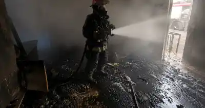 El fuego no dio tregua en Maipú: un galpón de una fábrica de chizitos quedó en cenizas