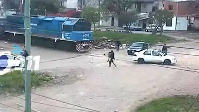 Milagro en Córdoba: quedó atrapada en su auto tras ser embestida por un tren y sobrevivió