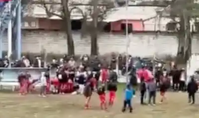 Violencia en Alberdi: un dirigente desató la gresca y las cámaras captaron todo