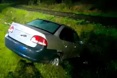 Perdió el control en una rotonda y terminó en una zanja junto a las vías: el insólito motivo