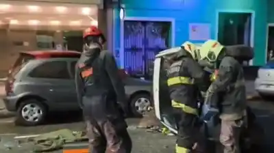 Un auto dio varios tumbos y terminó volcado en Flores: hay tres heridos