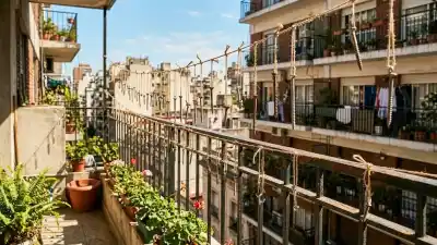 El misterioso truco con tornillos que está en los balcones y pocos saben para qué sirve