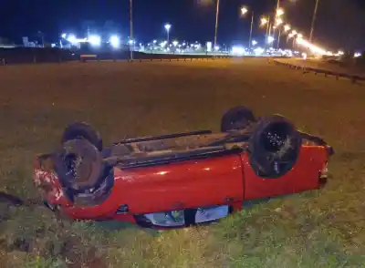 Dos siniestros en una madrugada: una camioneta volcó en un pozo y un auto terminó contra un poste