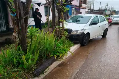 Chocó contra un árbol en Concordia y el alcoholímetro lo delató: 1,79 g/l
