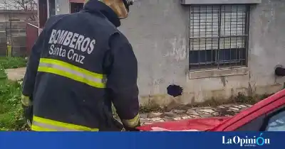 Misterio en Puerto Deseado: un auto estacionado se movió solo y terminó contra una casa