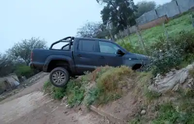 Un hombre terminó adentro de un desagüe tras perder el control de su camioneta en Añatuya