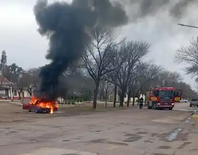 Un utilitario se convirtió en una bola de fuego en plena calle Rivadavia