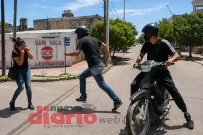 Forcejeó con dos ladrones en moto y logró quedarse con su celular