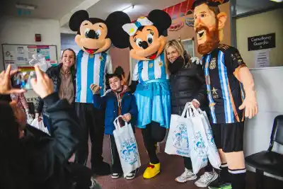Personajes de Messi y Mickey sorprendieron a los chicos internados en los hospitales de Brown