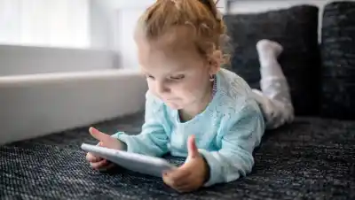 El peligro oculto de las pantallas en bebés: qué dice la pediatría sobre el habla