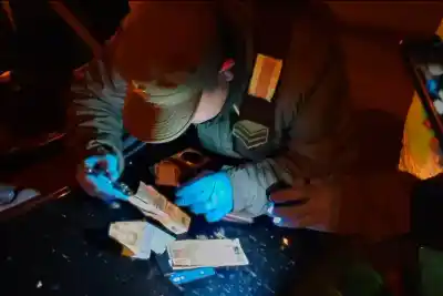 Un control de rutina destapó un hallazgo inesperado: droga y una fortuna en un auto