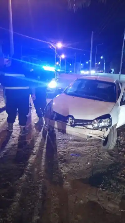 Chocó un auto, huyó hacia el barrio Saavedra y lo atraparon alcoholizado en el camino Roque González