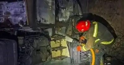 Incendio en taller de Puerto Deseado: un cortocircuito desató el caos y seis vehículos quedaron dañados