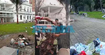 Asados y lechones en plena plaza: la postal que indignó a los vecinos tras el clásico en UNO