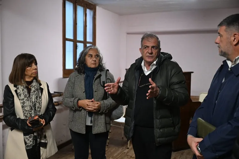 Funcionarios recorriendo la escuela