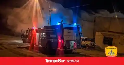 Cortocircuito en un camión desató un incendio y arrasó con varios vehículos en un taller