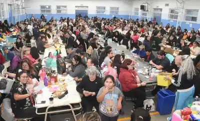 El salón se llenó: el matebingo que organizaron los padres de la Escuela 122 tuvo premios para todos
