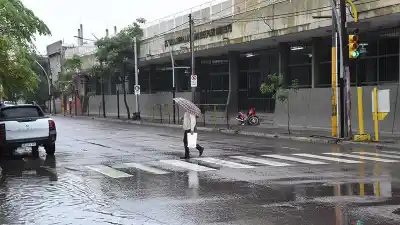 El frío no da tregua en Santiago: lluvias, viento y un día que promete el quiebre
