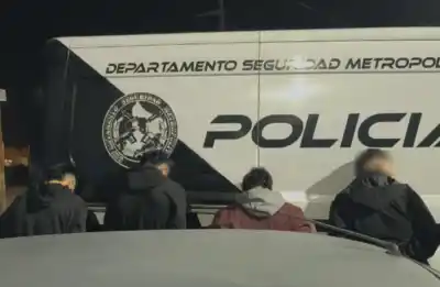 Un gesto sospechoso delató a cinco ocupantes de un auto en Centenario