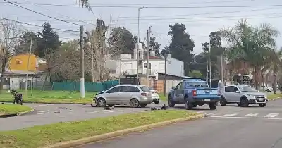 Dos heridos en un fuerte choque entre una moto y un auto en Villa Castells