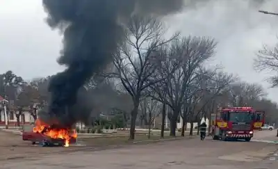 El fuego no le dio tregua: una camioneta quedó reducida a cenizas en plena vía pública