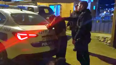 Se deshizo de dos envoltorios al ver a la Policía y quedó demorado