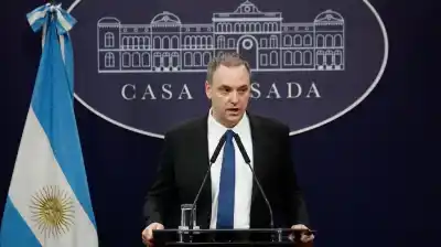 Adorni en la mira: la oposición lanza una ofensiva en el Congreso por el viaje de su esposa