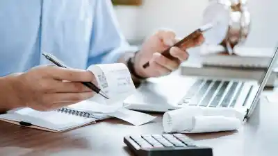 El 71,9% de los argentinos tiene deudas: la contadora que revela cuándo se convierte en una bola de nieve